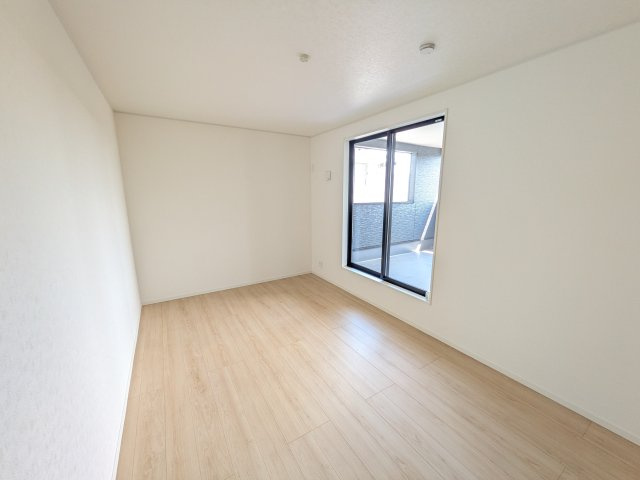 かすみがうら市下稲吉　第15　新築戸建て　５号棟の洋室|バルコニーに面した明るい２面採光で、毎朝爽やかな光を感じられます。