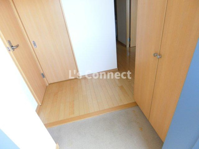 【玄関】 | くれが泉中央 | 背の高い下駄箱で靴も収納できます。