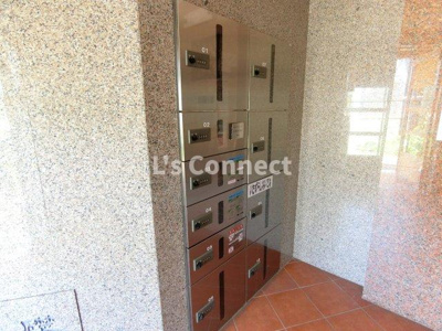 【その他共用部分】 | くれが泉中央 | 宅配ＢＯＸ付きでいつでも荷物を受け取れます。