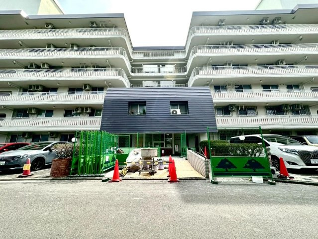 白楽ハウスの外観|白楽ハウスは鉄筋コンクリート造の地上7階建て総戸数70戸のマンションです。周囲は緑豊かな静かで落ち着いた住環境です。白を基調とした外壁の重厚感ある佇まいが印象的です。