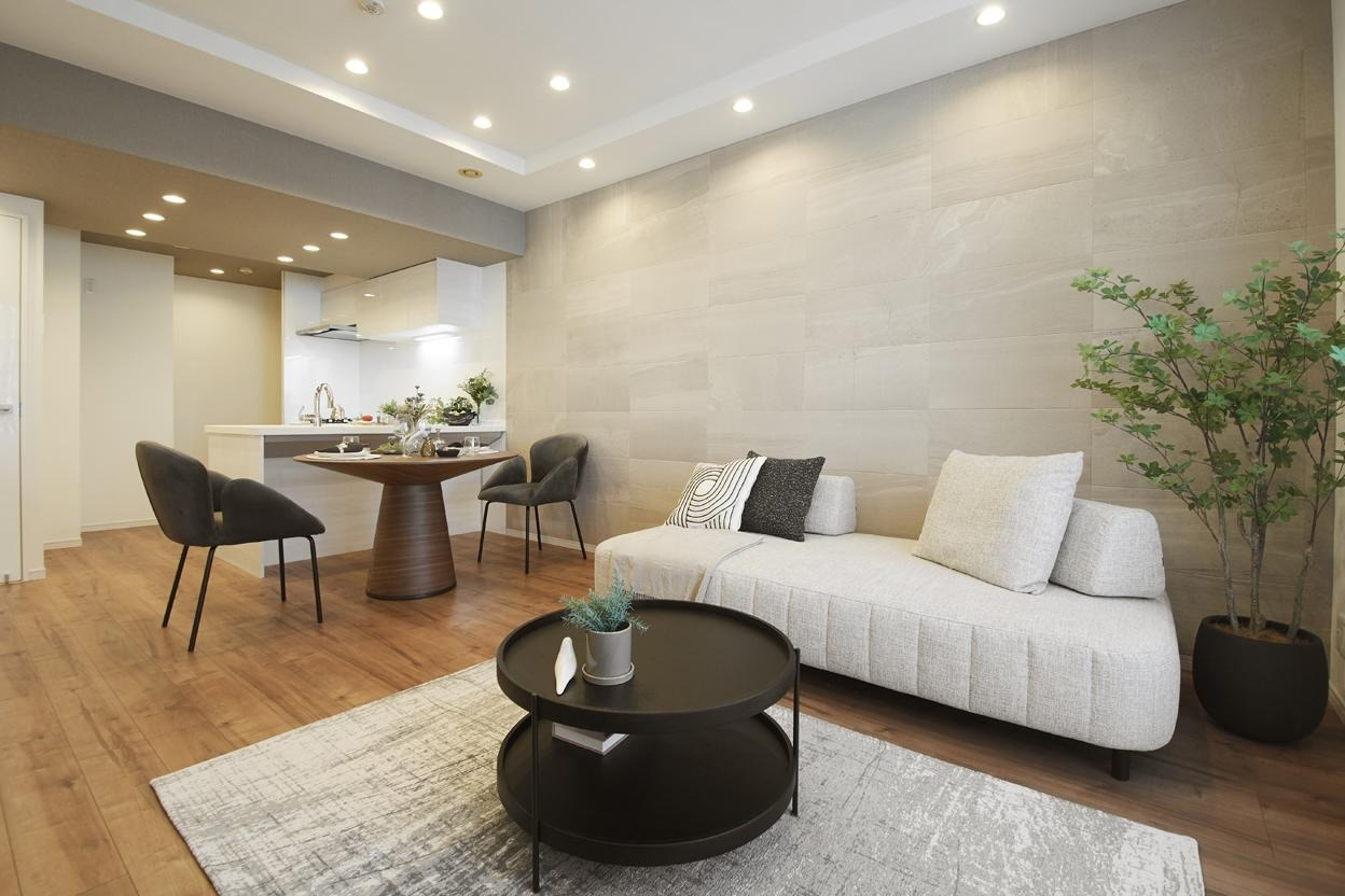 白楽ハウスのキッチン|リフォーム 同形状

作業スペースをゆとりある広さで確保したL字型キッチンは、日々の調理を快適にサポートする機能的な設計です。
キッチン裏にはパントリーを造作し家事も捗ります。