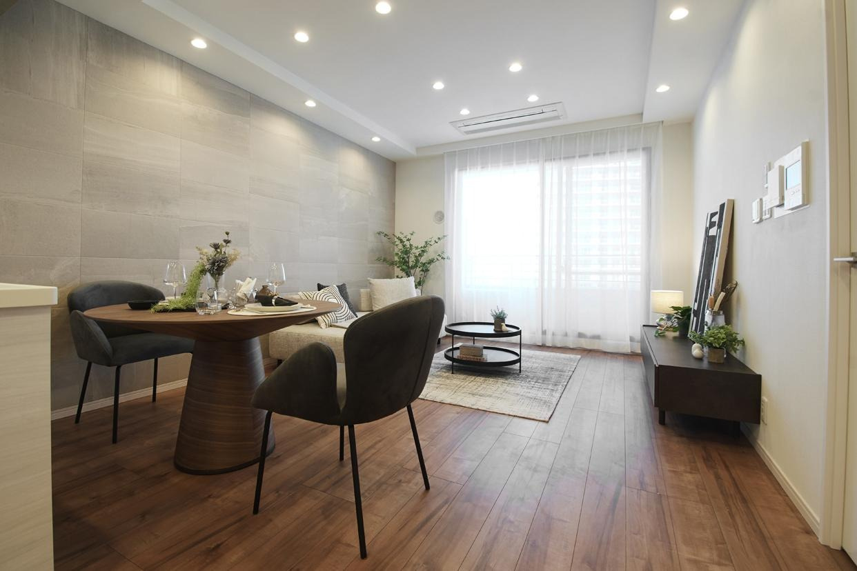 白楽ハウスの居間・リビング|リフォーム 同形状

窓面を広く確保した設計により、日中は自然光のみで過ごせるほどの明るさを実現。快適で健やかな住環境を支えます。
