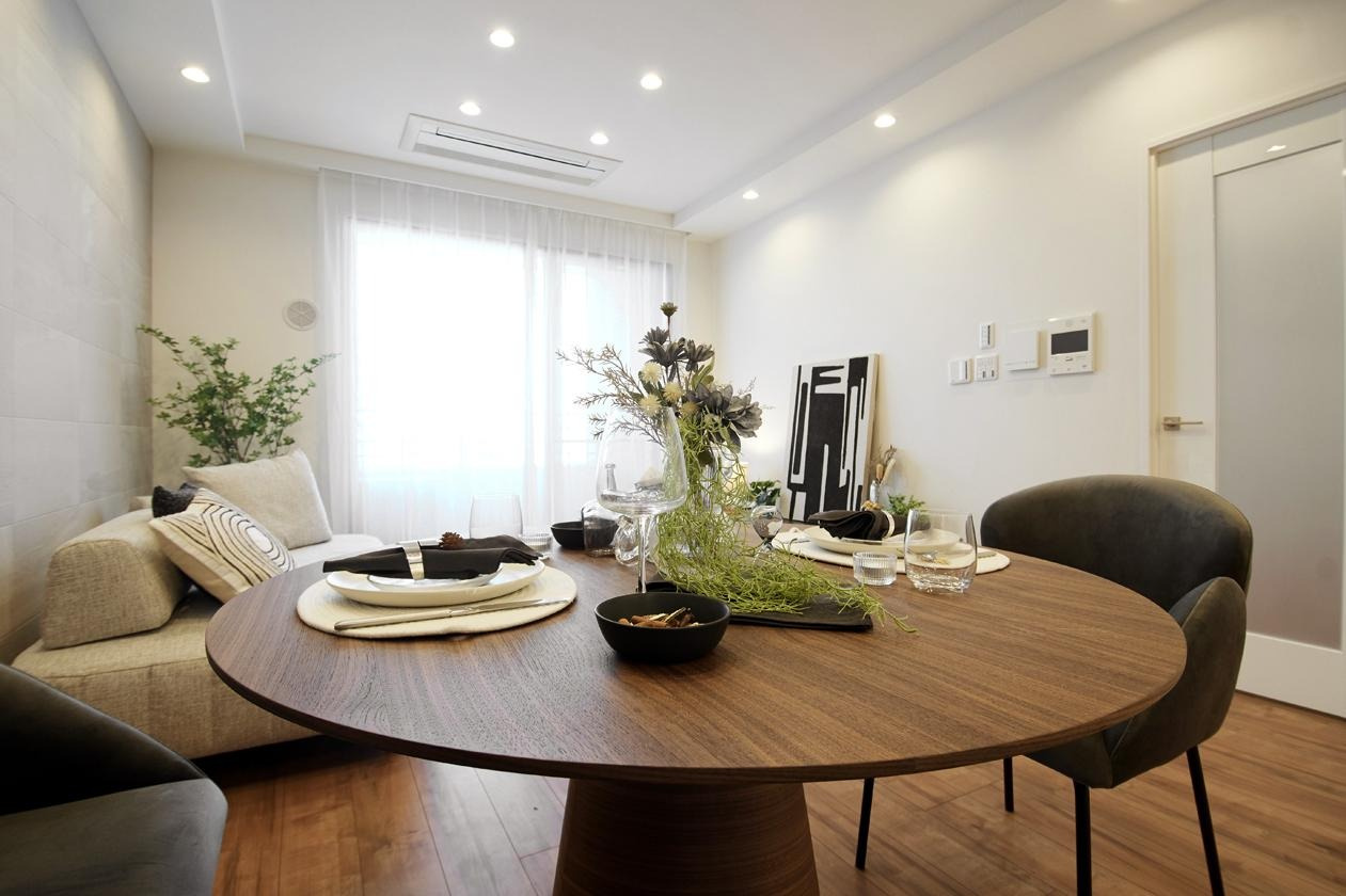 白楽ハウスの居間・リビング|リフォーム 同形状

大きな開口部からやわらかな自然光が差し込むリビングは、開放感と落ち着きを兼ね備えた上質な空間。日常のひとときを穏やかに彩ります。
