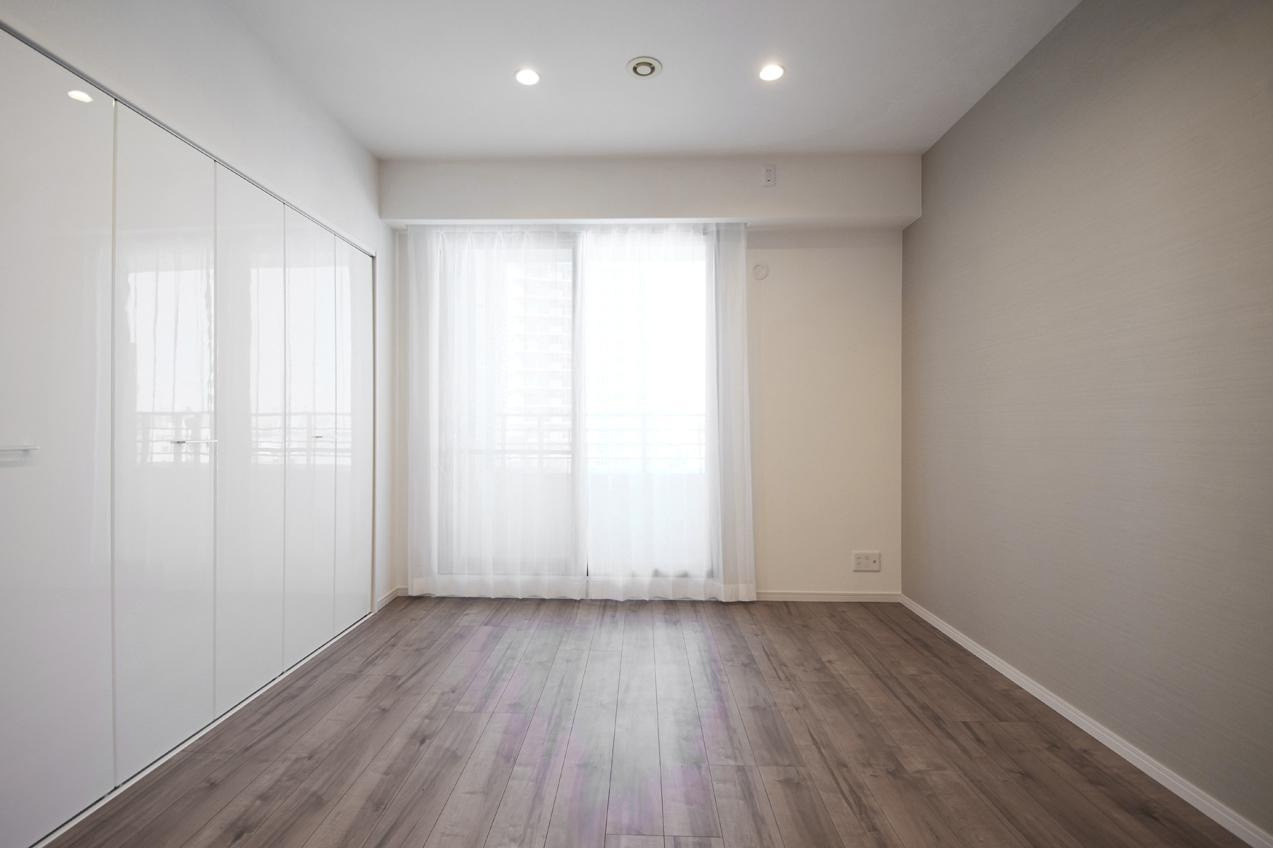 白楽ハウスの洋室|リフォーム 同形状

窓から差し込む自然光が心地よく、穏やかな時間を演出する上質な居室です。