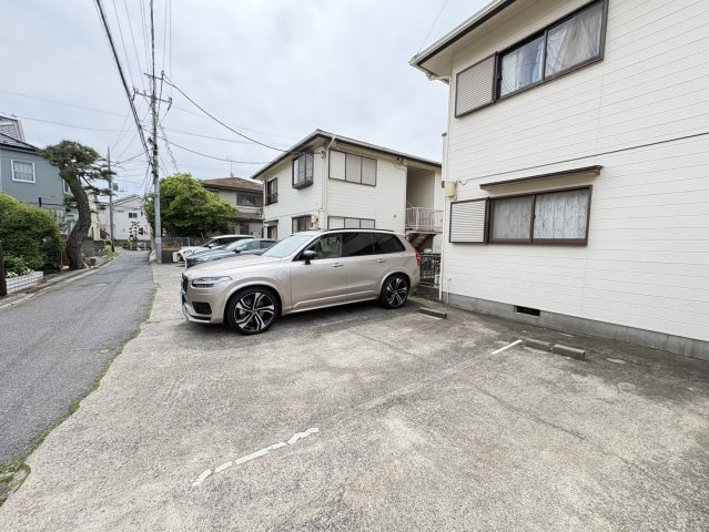 グリーンリーフ市川 A棟の駐車場