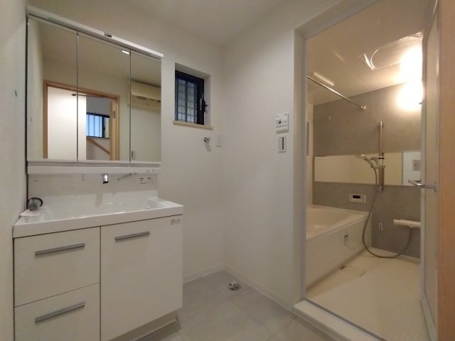 世田谷区上祖師谷二丁目戸建の洗面所|使いやすい洗面所です