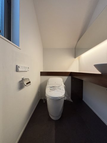杉並区今川中古戸建てのトイレ|ゆったりとした空間のトイレです