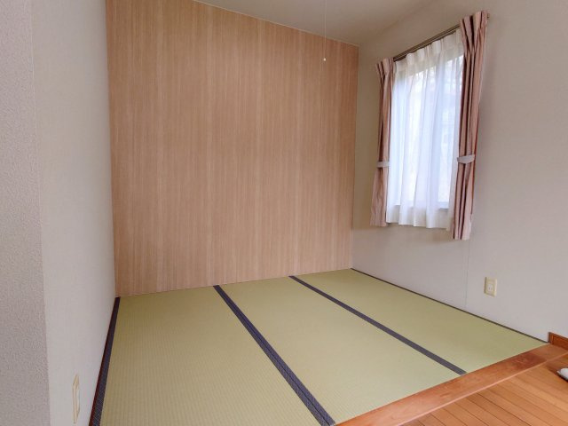 売中古戸建　牧之原市福岡の居間・リビング|リビングに隣接した3帖の和室は、くつろぎやすい癒しの空間として活用できるのが魅力です。