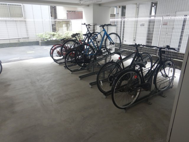 フォースター浅草今戸の駐輪場