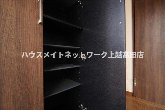 ユーソニアン上越・大字寺町Ａの設備|シューズボックス（参考同型タイプの室内写真）