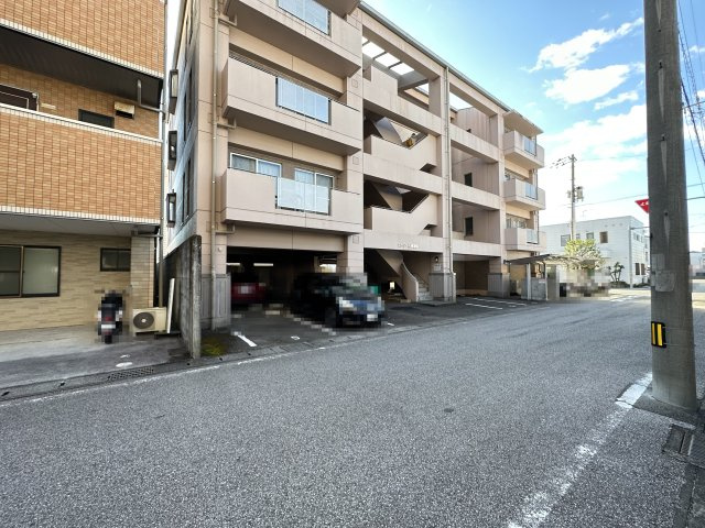 エトワール南御座の駐車場