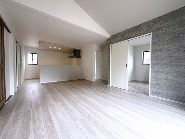 新築戸建・新築建売　二本松市油井2期　油井小・安達中の居間・リビング|南側の大きな窓から日差しが入り明るいリビングはご家族皆さんの憩いの場です！