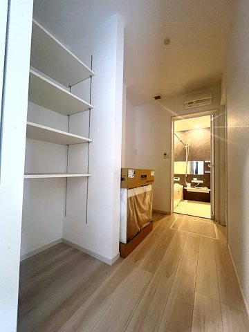 新築戸建・新築建売　二本松市油井2期　油井小・安達中の洗面所|洗面室には収納棚もございますので、タオルや着替えなどの置き場にも困りません！