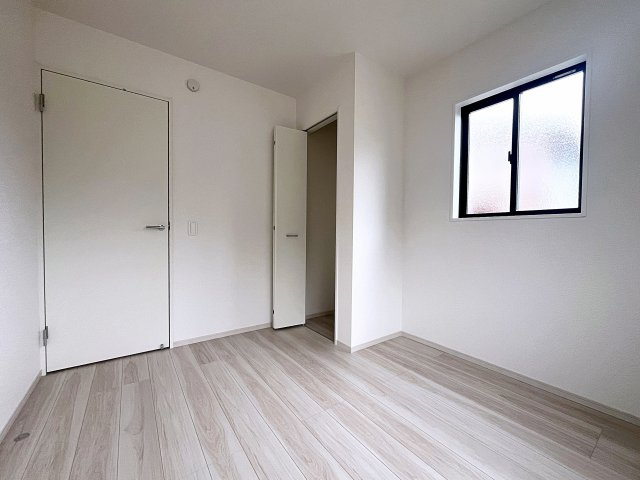 新築戸建・新築建売　二本松市油井2期　油井小・安達中の洋室|4.8帖の洋室　北側の窓から一定した柔らかい光が入り、PC作業や読書などにも最適なお部屋です！