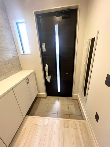 新築戸建・新築建売　二本松市油井2期　油井小・安達中の玄関|大容量のシューズボックスがあり収納豊富な玄関スペース。玄関ドアから日差しが入り明るいです！