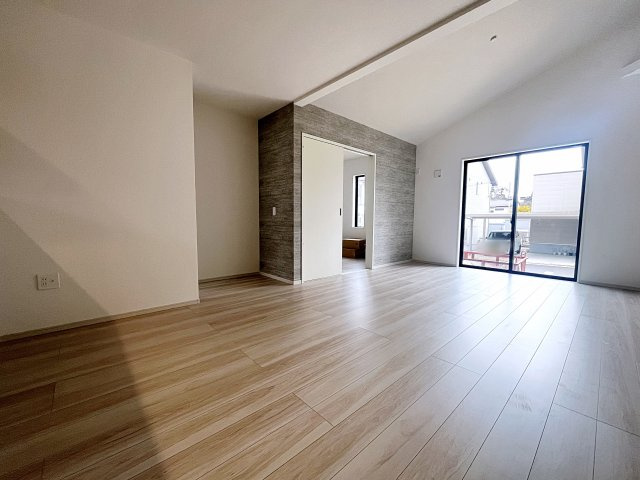 新築戸建・新築建売　二本松市油井2期　油井小・安達中の居間・リビング|リビングは勾配天井で開放的！広々としたくつろぎの空間です！