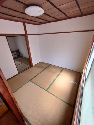 【和室】 | 新野辺北町連棟住宅 | 階段上がってすぐの和室４．５帖は南東の陽が差して明るいです