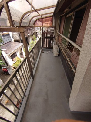 【バルコニー】 | 新野辺北町連棟住宅 | 屋根がしっかり掛かったバルコニーなので少々の雨でも安心です