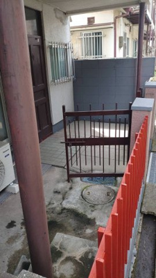 【その他】 | 新野辺北町連棟住宅 | 玄関前　門の中に自転車やバイクが停められます