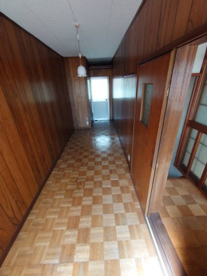 【収納】 | 新野辺北町連棟住宅 | この納戸は横長なのでウォークインクローゼットとして大変重宝します　除湿器を使えば部屋干しルームにもなりますよ