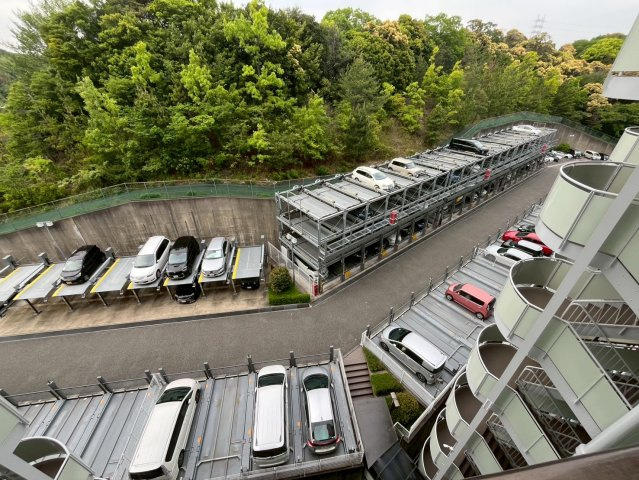 セントポリア神戸総合運動公園の駐車場|車をお持ちの方に嬉しい駐車場付きの物件です