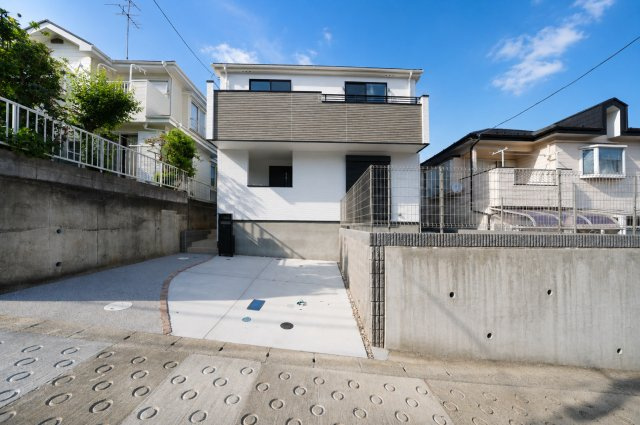 【静けさと利便を兼ね備えた南本宿町】南向き×庭付き×並列2台駐車可の4LDK
