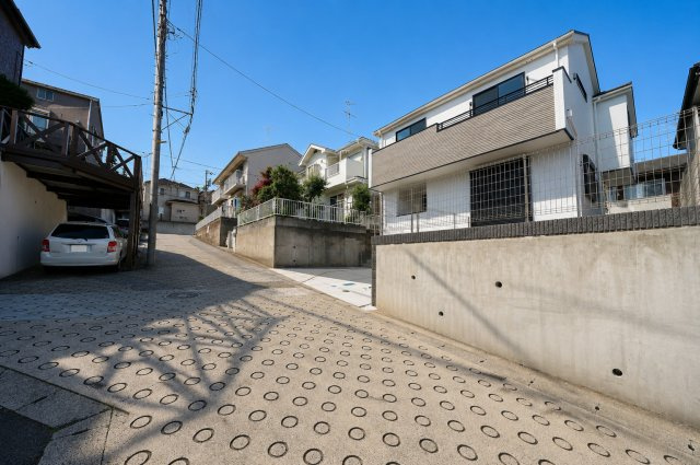 【静けさと利便を兼ね備えた南本宿町】南向き×庭付き×並列2台駐車可の4LDKの前面道路含む現地写真|前面道路はゆとりのある幅員が確保され、開放感のある街並みが広がります。高台ならではの陽当たりと落ち着いた住環境も魅力です。