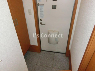 【玄関】 | グリュック・ハーモニーＡ棟 | 背の高い下駄箱で靴も収納できます。