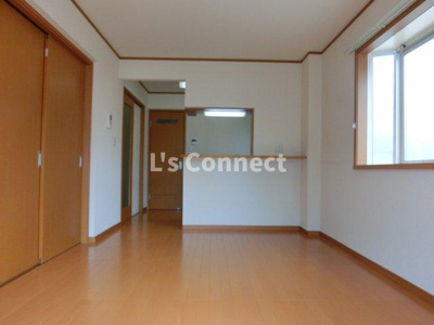 【居間・リビング】 | グリュック・ハーモニーＡ棟 | １０．７帖のＬＤＫ。角部屋で２面に窓があります。