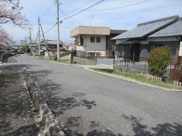 野洲市小篠原　リフォーム済の前面道路含む現地写真