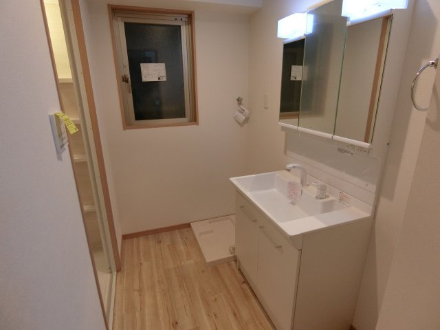 at.eastの洗面所|三面鏡の洗面台です☆