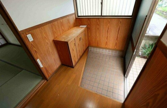 【中古】坂戸市西坂戸リフォーム中古住宅の玄関|広々ゆとりある玄関ホールです