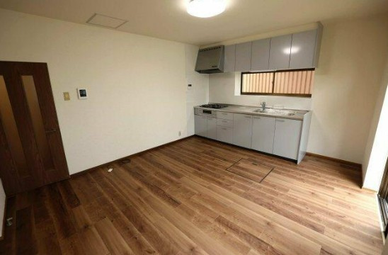 【中古】坂戸市西坂戸リフォーム中古住宅の居間・リビング|明るいLDKです
