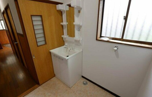 【中古】坂戸市西坂戸リフォーム中古住宅の独立洗面台|朝の身支度に欠かせない洗面台です！