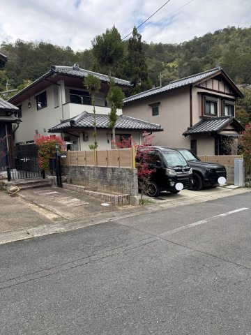 嵯峨鳥居本仙翁町　2014年築4SLDK　ウッドデッキ付　駐車2台可能の外観|2014年4月建築の4SLDK住宅です。敷地約53坪のゆとりある敷地に駐車2台可能で、落ち着いた街並みに調和した外観が印象的です。