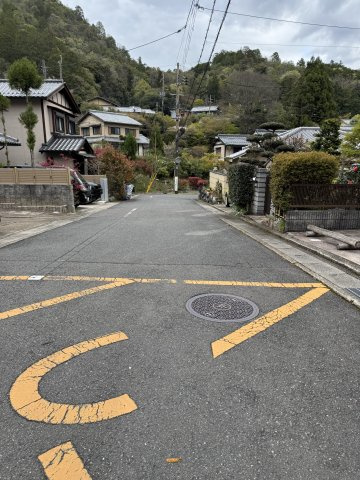 嵯峨鳥居本仙翁町　2014年築4SLDK　ウッドデッキ付　駐車2台可能の周辺|嵯峨鳥居本の落ち着いた街並みに位置する閑静な住宅地です。周囲には自然が多く残り、京都らしい風情を感じながら穏やかに暮らしていただける住環境です。