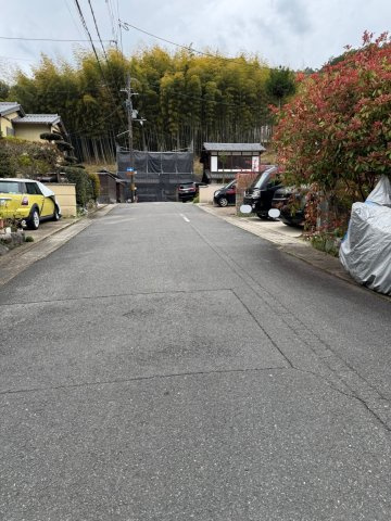 嵯峨鳥居本仙翁町　2014年築4SLDK　ウッドデッキ付　駐車2台可能の周辺|前面道路はゆとりのある幅員で車の通行も可能です。落ち着いた住環境の中でゆったりとした暮らしを実現できます。