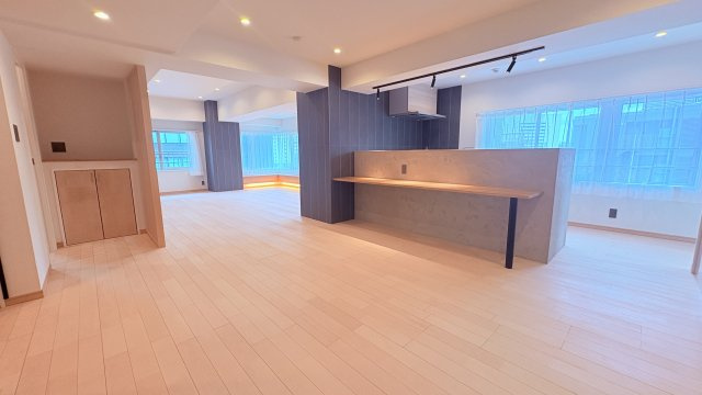 ★仲介手数料無料★朝日九段マンション（最上階・三方角住戸・陽当たり良好）の居間・リビング