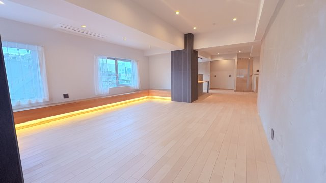 ★仲介手数料無料★朝日九段マンション（最上階・三方角住戸・陽当たり良好）の居間・リビング