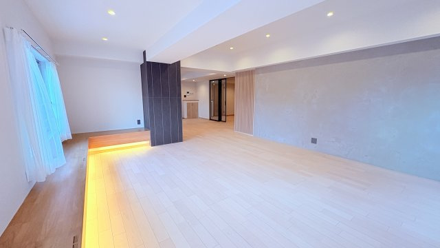 ★仲介手数料無料★朝日九段マンション（最上階・三方角住戸・陽当たり良好）の居間・リビング