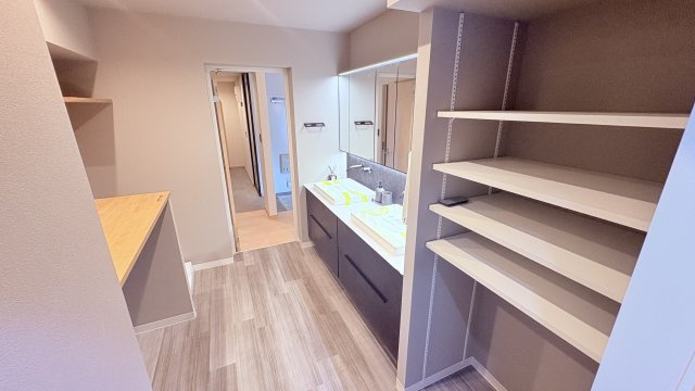 ★仲介手数料無料★朝日九段マンション（最上階・三方角住戸・陽当たり良好）の独立洗面台