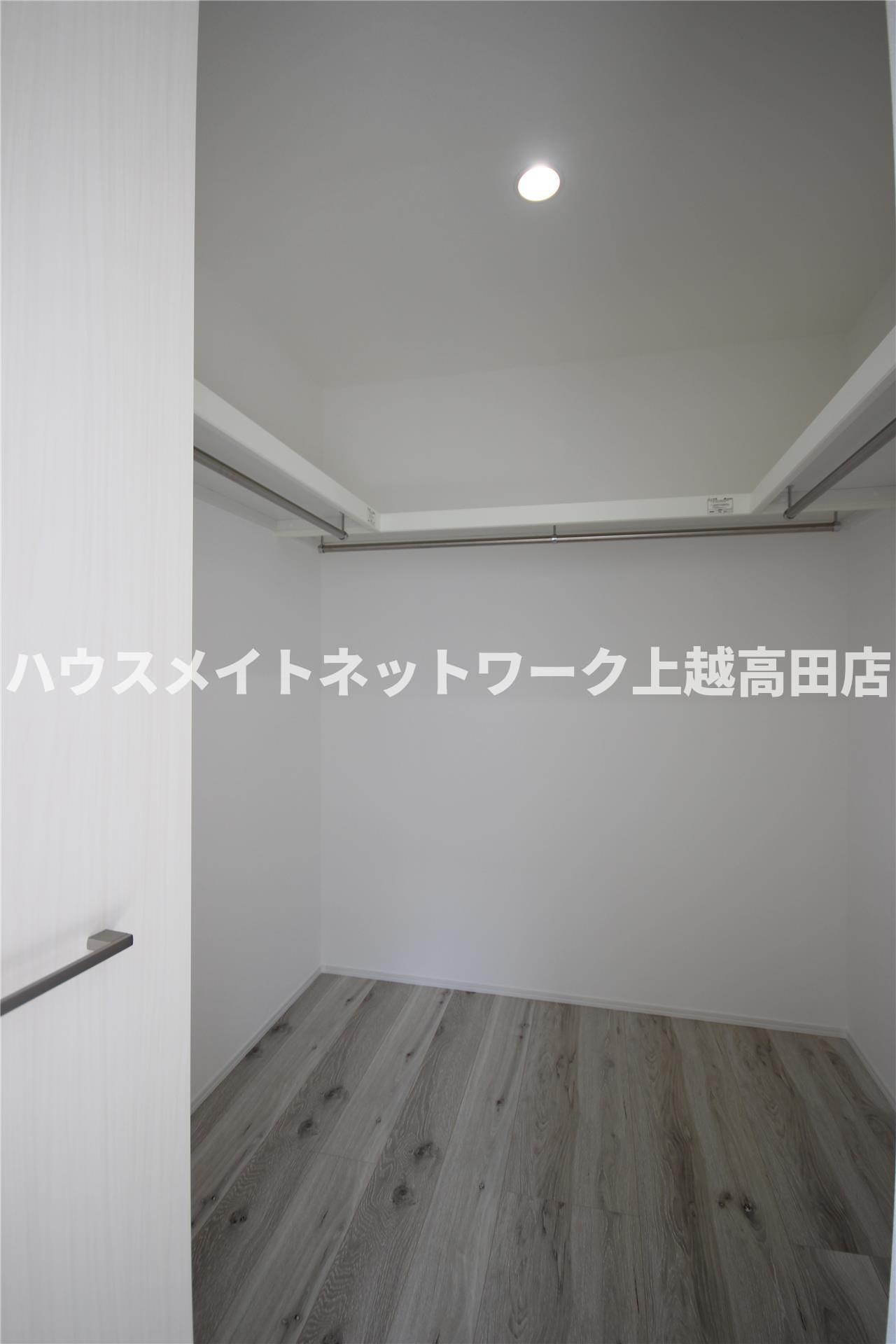 ユーソニアン上越・春日山Ａの収納|ウォークインクローゼット（参考同型タイプの室内写真）
