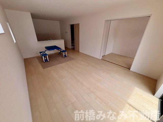 【新築】高崎市新町第８　３号棟(全９棟)　リーブルガーデン　新築建売分譲の居間・リビング|こちらのリビングで趣味の時間をお楽しみください