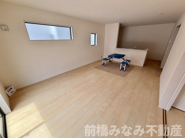 【新築】高崎市新町第８　３号棟(全９棟)　リーブルガーデン　新築建売分譲の居間・リビング|こちらのリビングで趣味の時間をお楽しみください
