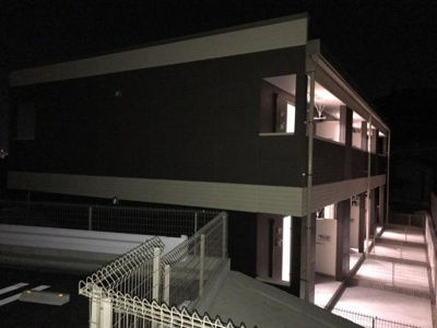 【外観】 | パセオ牧 | 外観写真（夜）