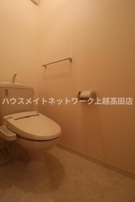 リュミエール Ｂのトイレ|収納棚・温水洗浄暖房便座