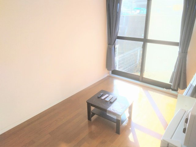 レオパレスボヌールの居間・リビング|お部屋によっては、カーテンなど付いていない部屋もあります。