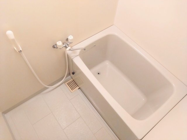 レオパレスボヌールの浴室|1階洋室