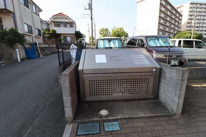 セジュール梨香の駐車場|ゴミ箱