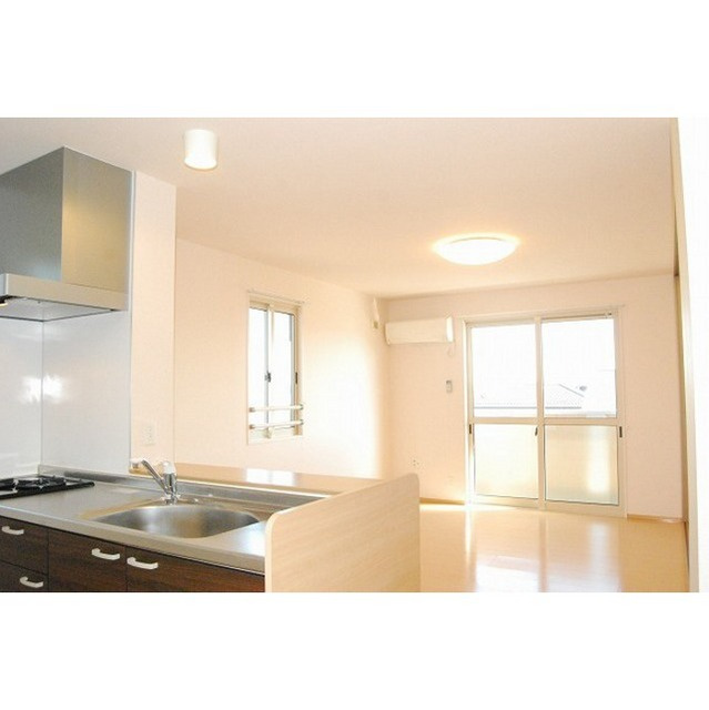 各務原市鵜沼三ツ池町３丁目のアパートの居間・リビング